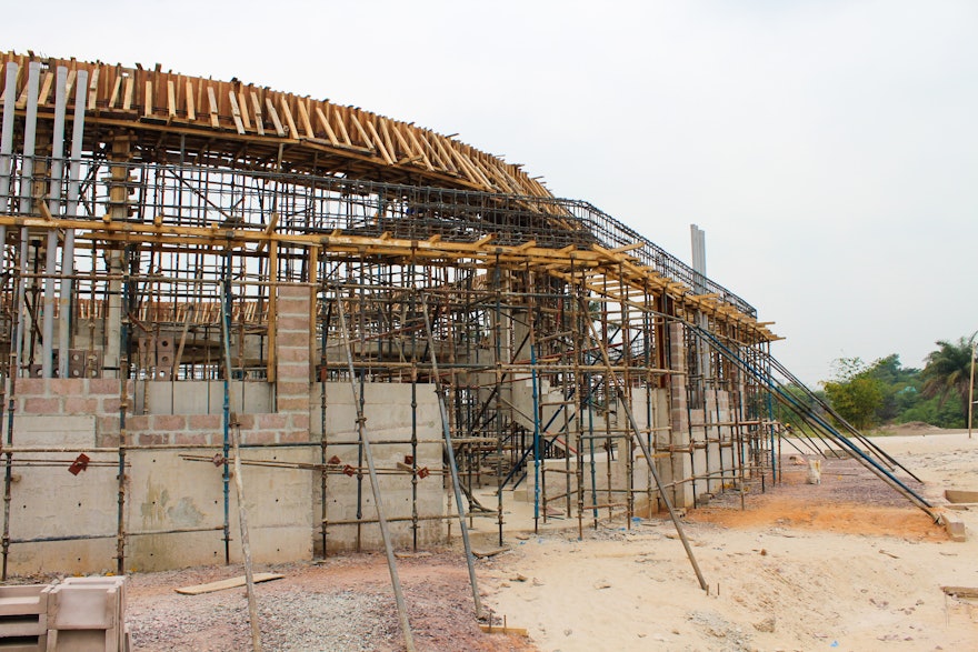 Se han construido dos vigas en forma de anillo, una por encima de la galería y otra sobre el muro exterior del templo. En el centro de esta imagen se ve un espacio en el muro exterior que será una de las nueve entradas al templo.