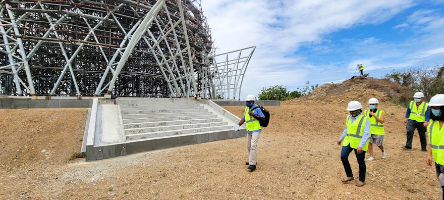 Un grupo de periodistas de diversos  medios de comunicación visitan las obras de la Casa de Adoración bahá’í y reciben información sobre la trascendencia del templo como símbolo de unidad.