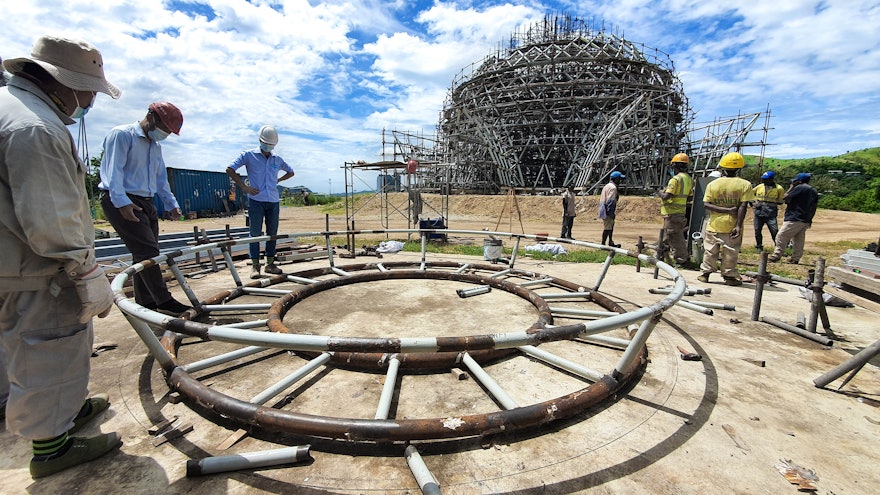 Before being raised into place at the apex of the dome, the oculus support frame is first pre-assembled at ground level.