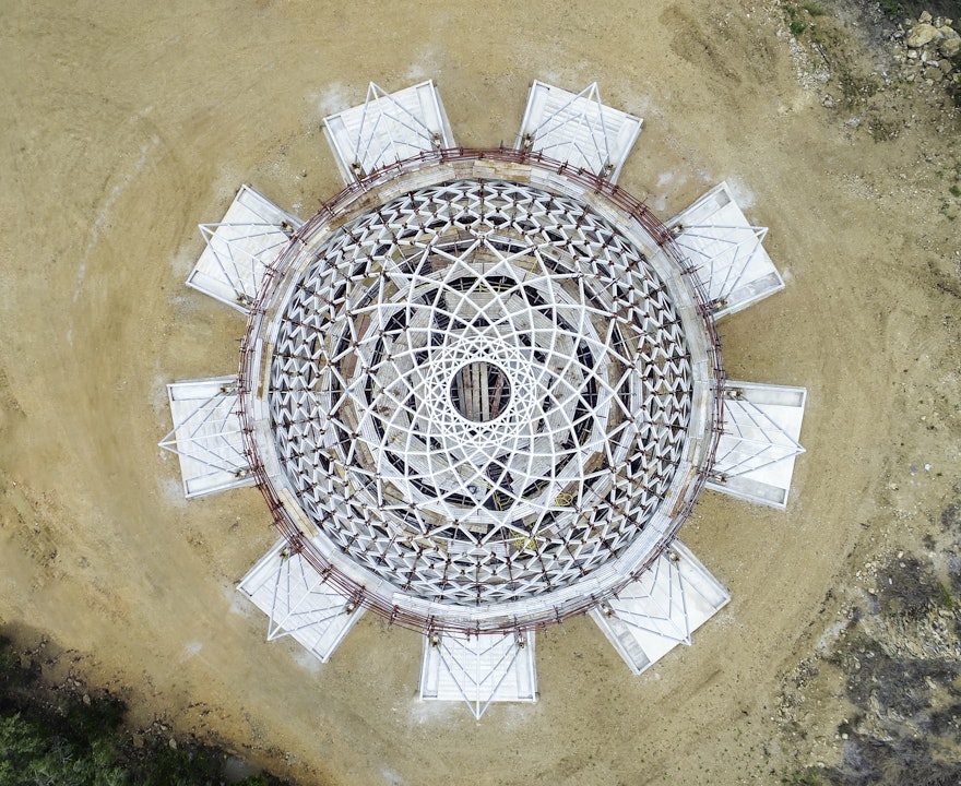 Les structures du dôme et de l’auvent terminées sont maintenant prêtes pour la pose du revêtement extérieur.