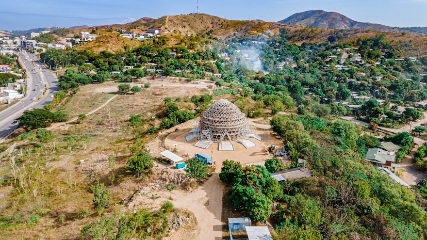 Con la terminación de la superestructura de acero, la silueta incipiente de la Casa de Adoración se  divisa desde todas direcciones al aproximarnos a la zona de Waigani en Port Moresby (Fotografía: Shannon Ambu).