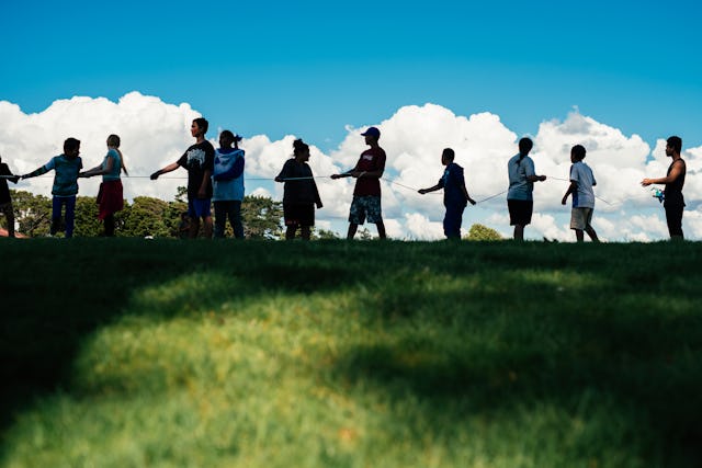 Fotografías tomadas antes de la actual crisis sanitaria. Los participantes en las iniciativas educativas ofrecidas por los bahá’ís de Manurewa aprenden sobre la unidad y la cooperación a través de una actividad de grupo.