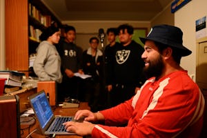 Los jóvenes que participan en las actividades bahá’ís de construcción de comunidad inspiran a sus compañeros con canciones sobre los problemas sociales que se han agravado con la pandemia.