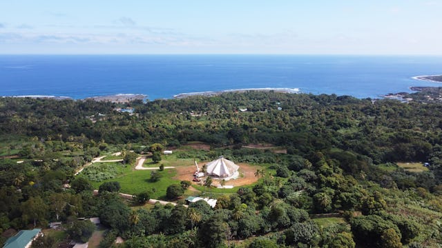 Una vista aérea de la Casa de Adoración bahá’í de Tanna.