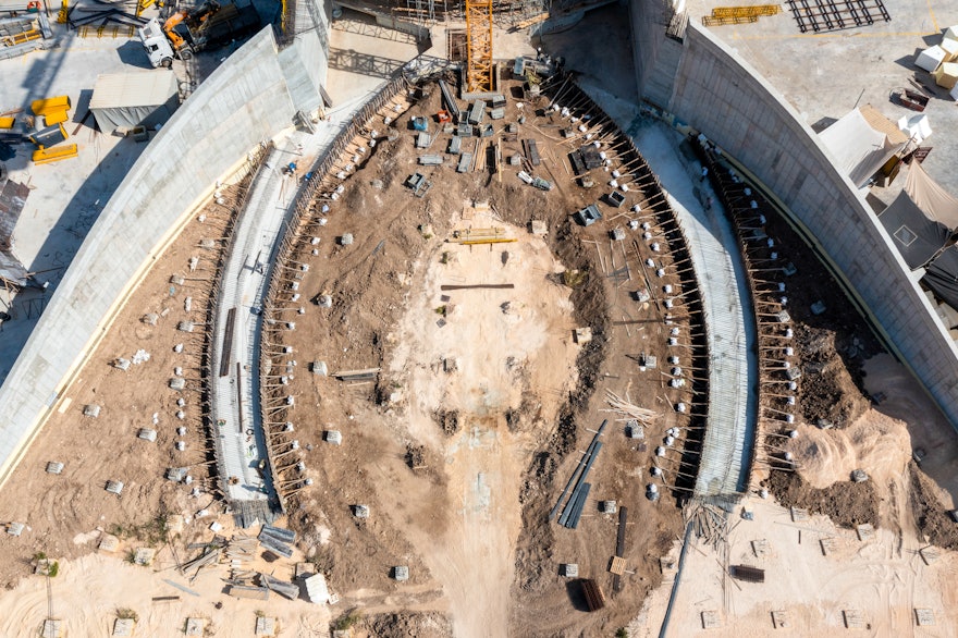 Sur la place sud, la construction des allées et des jardinières a commencé.