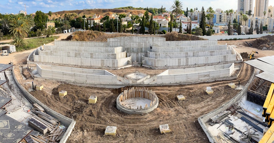 También se observan los progresos en las jardineras en gradiente de la plaza norte.