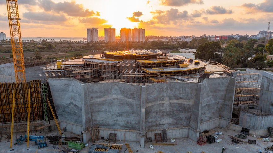 This image shows the last stages of the construction of the segments connecting the walls of the central plaza to the north and south portal walls.