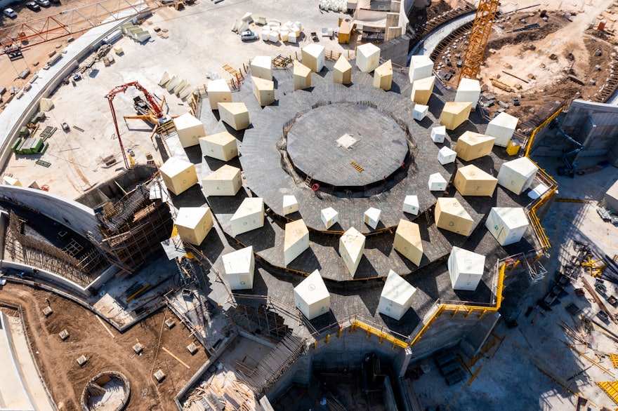 Esta panorámica aérea muestra el incipiente diseño de la pérgola y de los tragaluces que se extenderán desde el edificio principal.