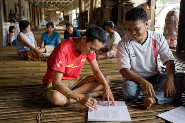 Des fondateurs et des directeurs de différentes organisations réfléchissent au rôle des organisations de la société civile dans la promotion de l’unité, lors d’une série de discussions organisées par le Bureau bahá’í des affaires extérieures de Malaisie.