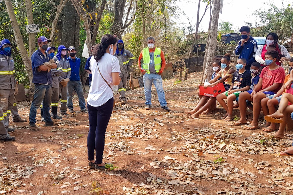 Preocupados por la mejora del entorno en su barrio, los jóvenes que participan en actividades bahá’ís de construcción de comunidad, aprovecharon recientemente el apoyo brindado por su ayuntamiento para retirar 12 toneladas de basura de un río de la zona.