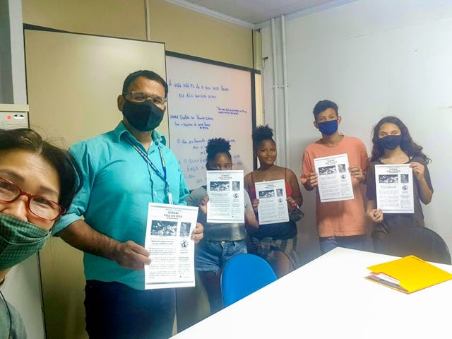 Youth and the facilitator of their group (left) visiting the office of a municipal official (second from left) to describe the aims of the educational programs offered by the Bahá’ís of Vila do Boa and to share their vision for the improvement of the environment of their neighborhood.