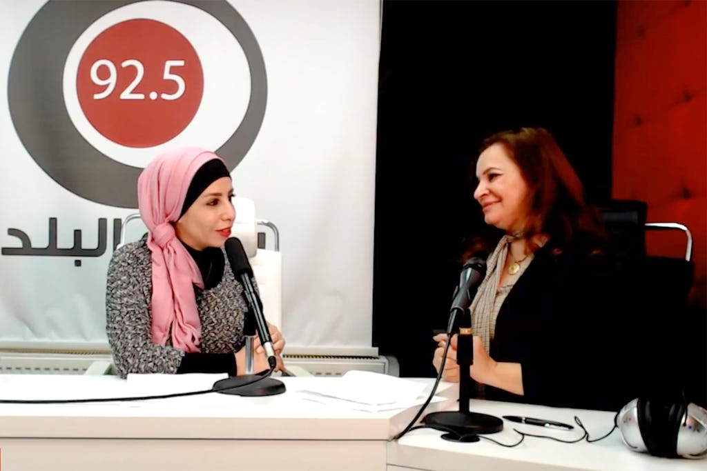 Taghreed Al Doghmi, presentadora de Radio Al‑Balad, y Tahani Ruhi, de la Oficina Bahá'í de Asuntos Externos, analizan la capacidad de los medios de comunicación como fuerza de progreso social.