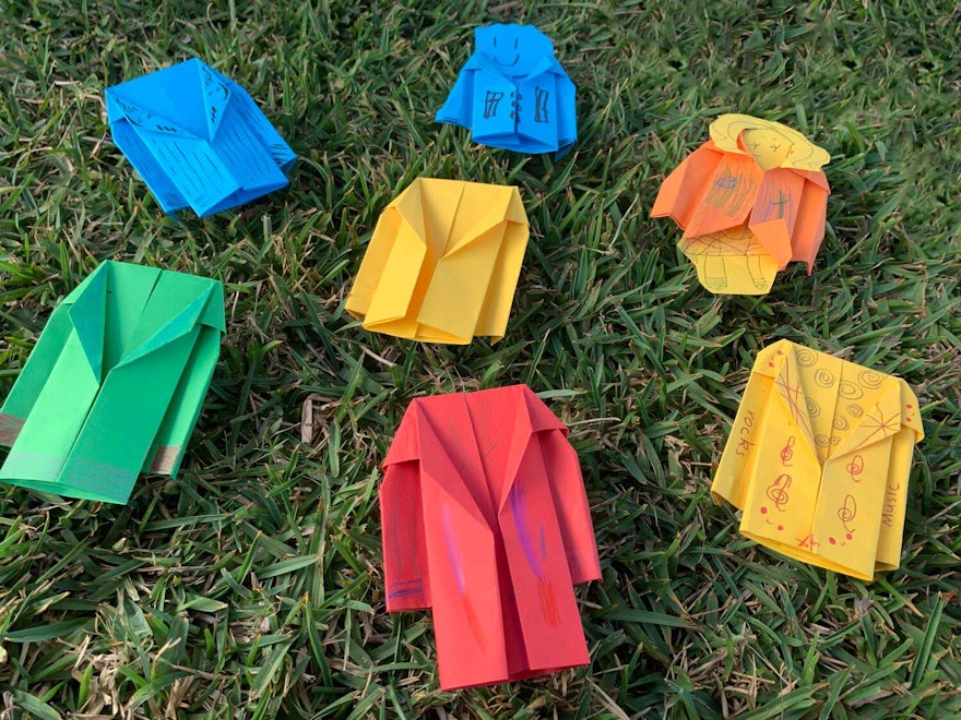 Un groupe d’enfants en Australie a réalisé ces pièces d’origami après avoir lu une histoire sur ‘Abdu’l-Bahá dans laquelle il vendait un manteau coûteux qu’il avait reçu, afin d’en acheter pour des personnes dans le besoin.p of children in Australia created these origami pieces after reading a story about ‘Abdu’l-Bahá in which He sells an expensive coat that He had received in order to buy more coats for those in need.