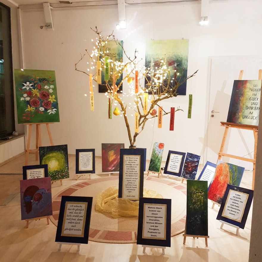 Cette exposition d’art en Allemagne invite à la réflexion sur les mots d’amour, d’unité et d’harmonie de ‘Abdu’l-Bahá. Des citations encadrées de ses écrits sont placées parmi les œuvres d’art qu’elles ont inspirées.
