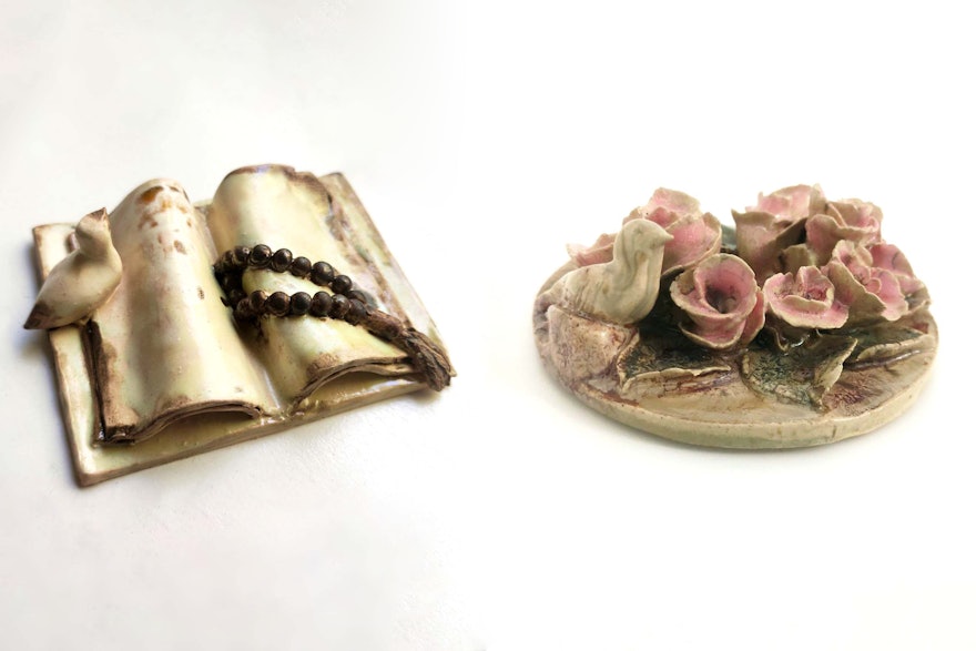 Ces deux compositions en céramique ont été réalisées par un artiste du Kazakhstan et représentent des images inspirées par les écrits de ‘Abdu’l-Bahá sur la paix universelle.