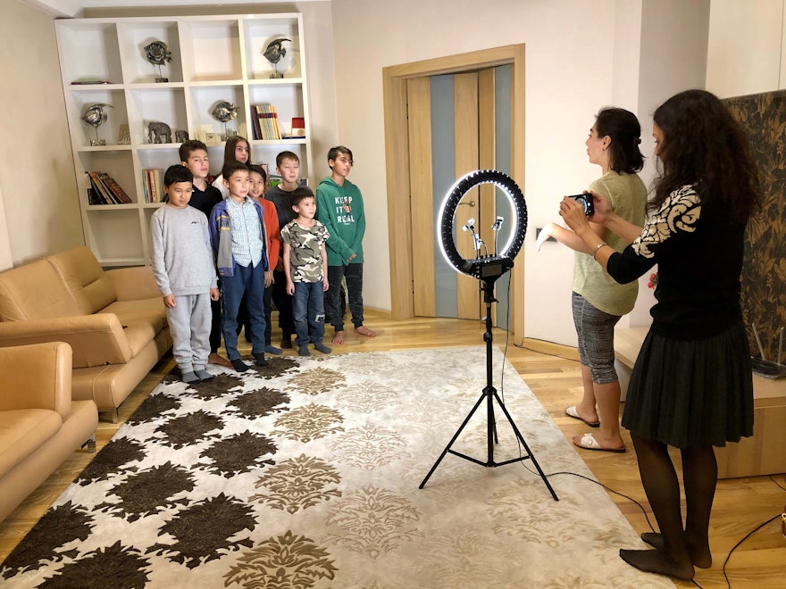 این تصویر پشت‌ صحنهٔ فیلمی تهیه شده در قرقیزستان را نشان می‌دهد که در آن افراد از هر سن و سال دربارهٔ تأثیر سخنان حضرت عبدالبهاء بر زندگی‌‌شان صحبت می‌کنند.