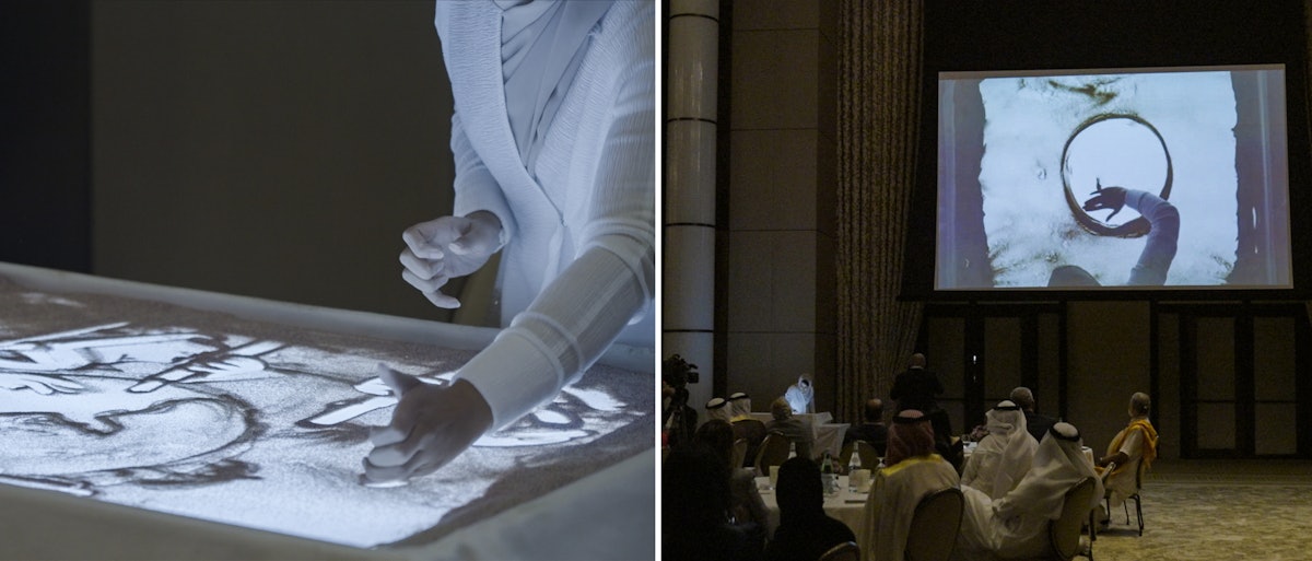 Les participants écoutent des histoires de la vie de ‘Abdu’l-Bahá, racontées par Ibrahim Al Ansari, un poète bahreïni bien connu, tandis qu’un artiste a illustré certaines parties de l’histoire par des peintures sur sable.
