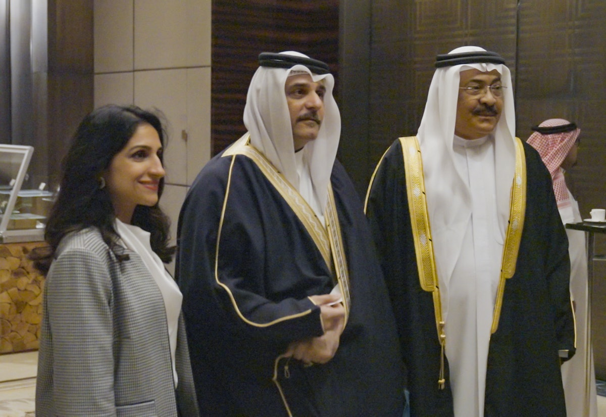 Sur cette photo, des représentants des bahá’ís de Bahreïn, Nuha Karmustaji (à gauche) et Badie Jaberi (au centre), et le cheikh Khalid bin Khalifa Al Khalifa.