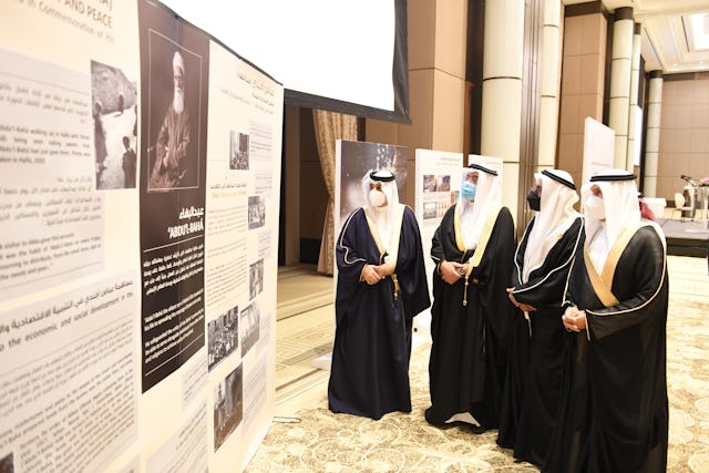 نمایشگاهی در حاشیهٔ این جلسه، تاریخچه‌ای از آیین بهائی، شرحی از مشارکت‌های حضرت عبدالبهاء در پیشرفت اجتماعی و آثار ایشان در مورد صلح و یگانگی نوع بشر را به بازدیدکنندگان ارائه داد.