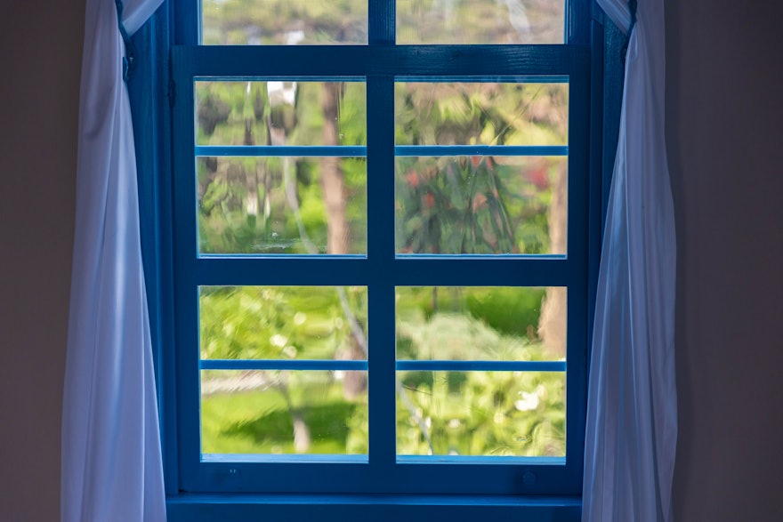 Los cristales de las ventanas de la habitación de Bahá’u’lláh se confeccionaron siguiendo las técnicas tradicionales de soplado de vidrio.