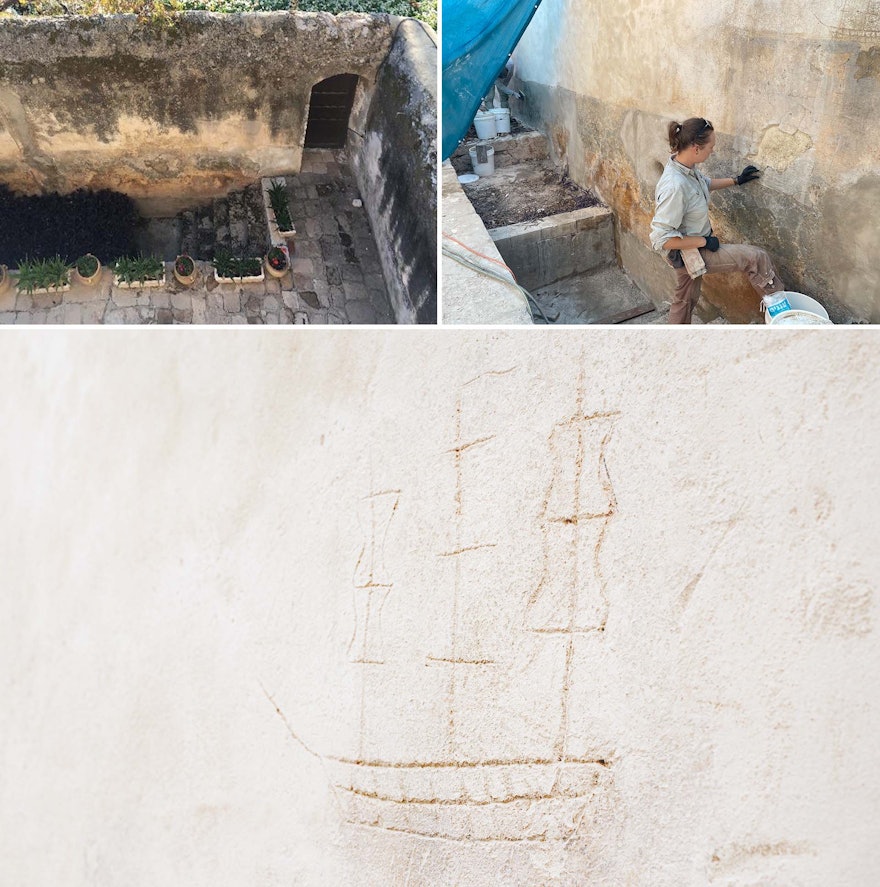 Durante el proceso de restauración de los muros del patio, se trabajó sobre varias inscripciones que datan de mediados del siglo XVII y que ahora quedan a la vista. En la foto se observa uno de estos grabados que representa un barco de vela típico de ‘Akká en aquella época.