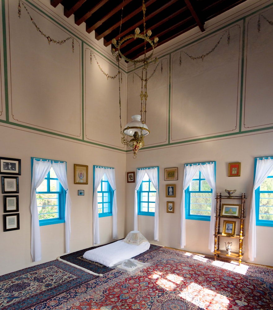 Une vue intérieure de la chambre de Bahá’u’lláh.