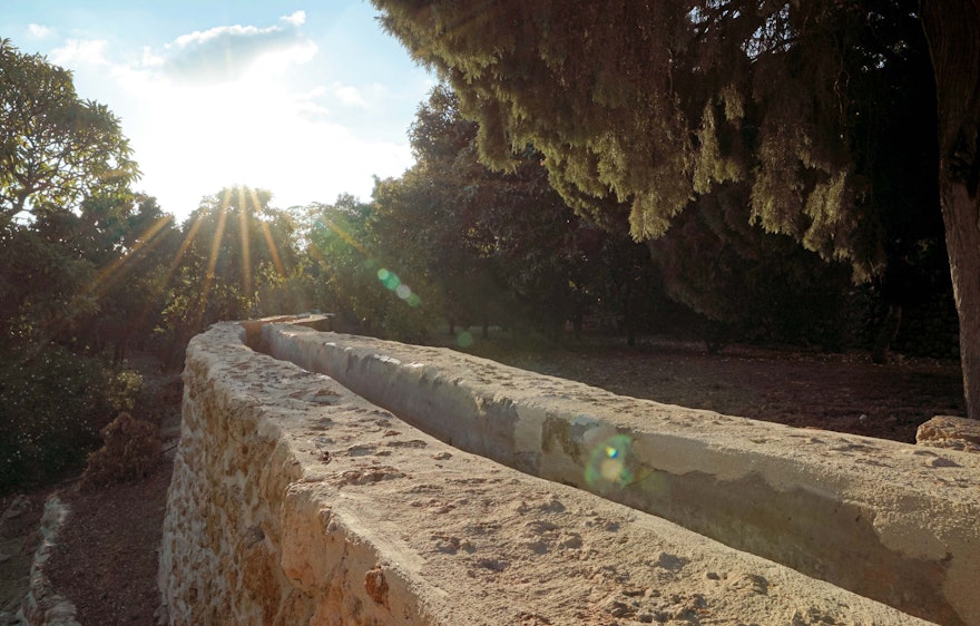 Otra imagen de una parte del acueducto restaurado que atraviesa Mazra‘ih.