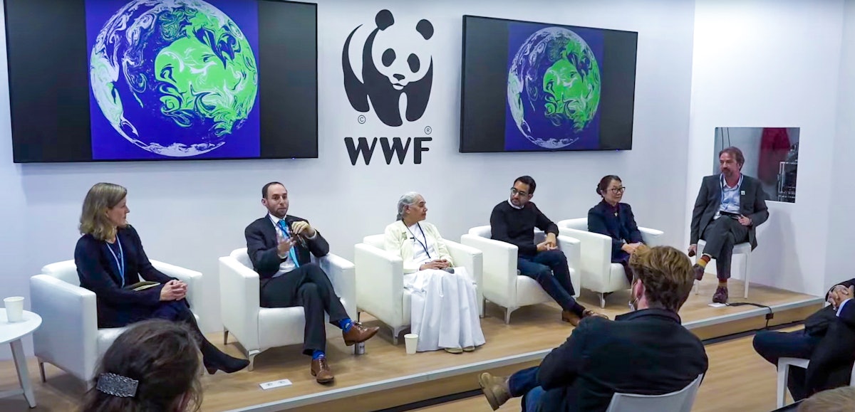 آقای دنیل پرل (نفر دوم از سمت چپ) در گفتگویی که توسط «صندوق جهانی حیات‌وحش» برگزار شد.