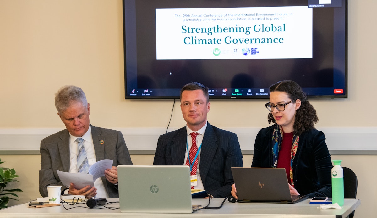 خانم مایا گراف (سمت راست) در گفتگویی که توسط «مجمع بین‌المللی محیط‌‌زیست»، سازمانی الهام گرفته از آموزه‌های بهائی برگزار شد.