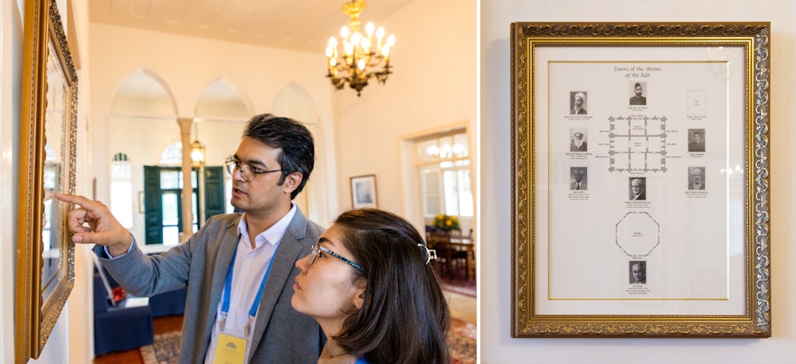 Deux participants regardent un schéma (gros plan à droite) montrant la disposition des pièces et des portes du tombeau du Báb.