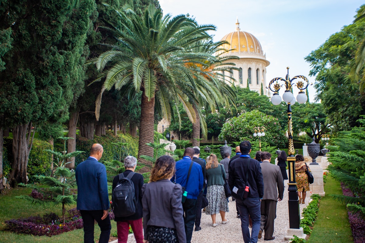 Los participantes se aproximan al Santuario del Báb, que se construyó bajo la guía y supervisión de ‘Abdu’l-Bahá. En este sagrado lugar permanecen sepultados los restos terrenales de ‘Abdu’l-Bahá desde Su fallecimiento.
