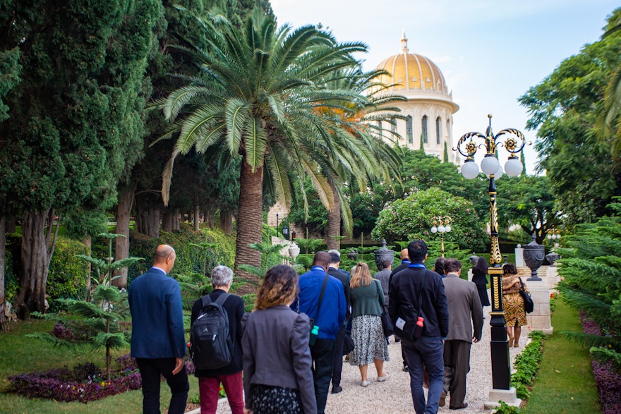 Des participants approchant le tombeau du Báb, qui a été construit sous la direction et la supervision de ‘Abdu’l-Bahá. C’est dans ce lieu sacré que les restes terrestres de ‘Abdu’l-Bahá ont été enterrés après son décès.