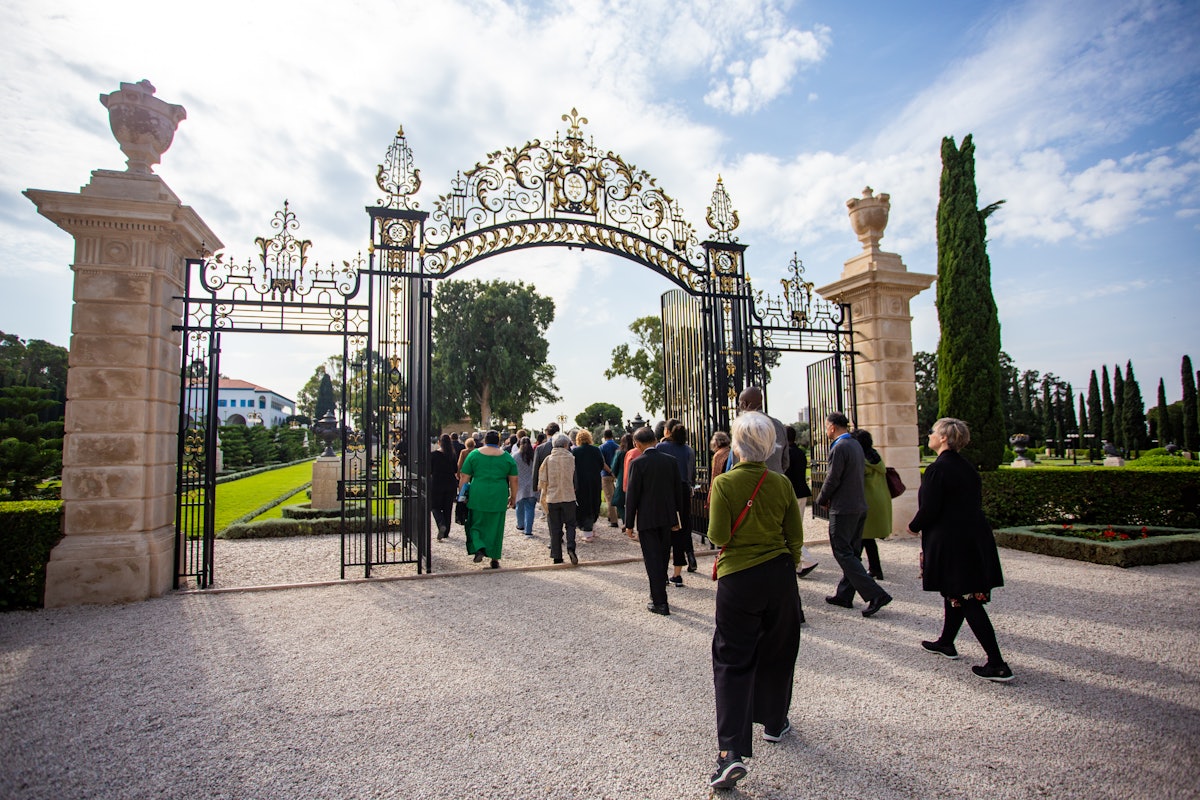 Un grupo de participantes se aproxima al Santuario de Bahá’u’lláh, el lugar más sagrado sobre la tierra para los bahá’ís.