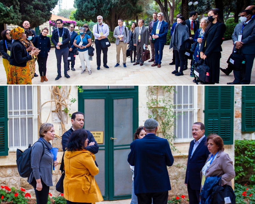 Des participants à l’extérieur de la maison des pèlerins de Haïfa se préparent pour leur première visite au tombeau du Báb. ‘Abdu’l-Bahá a organisé de nombreuses rencontres avec des pèlerins et des membres de la communauté locale dans ce bâtiment.
