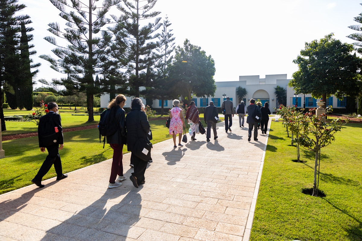 Asistentes a su llegada a Bahjí, lugar del Santuario de Bahá’u’lláh.