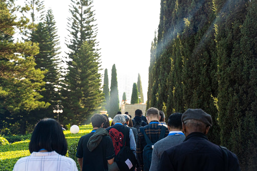 Les représentants se sont préparés pour le centenaire en visitant les lieux saints bahá’ís associés à la vie de Bahá’u’lláh et de ‘Abdu’l-Bahá.