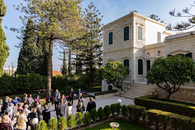 Para peserta tiba di rumah 'Abdu'l-Bahá di Haifa tempat Beliau tinggal di tahun-tahun terakhir kehidupan-Nya, sebelum meninggal di sini pada dini hari tanggal 28 November 1921.