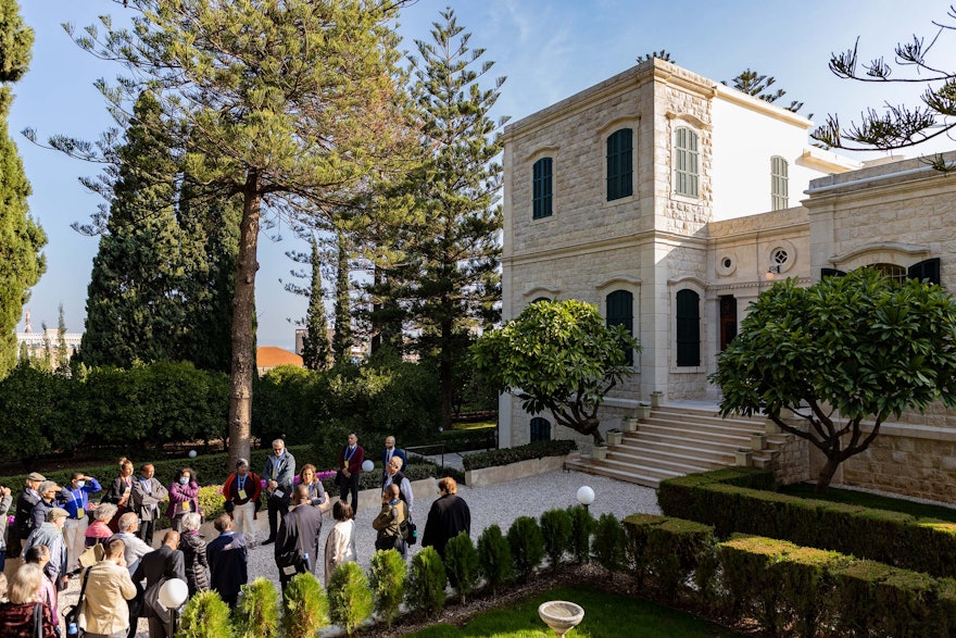 Des participants arrivent à la maison de ‘Abdu’l-Bahá à Haïfa où il a résidé pendant les dernières années de sa vie, avant de s’y éteindre, aux premières heures du 28 novembre 1921.
