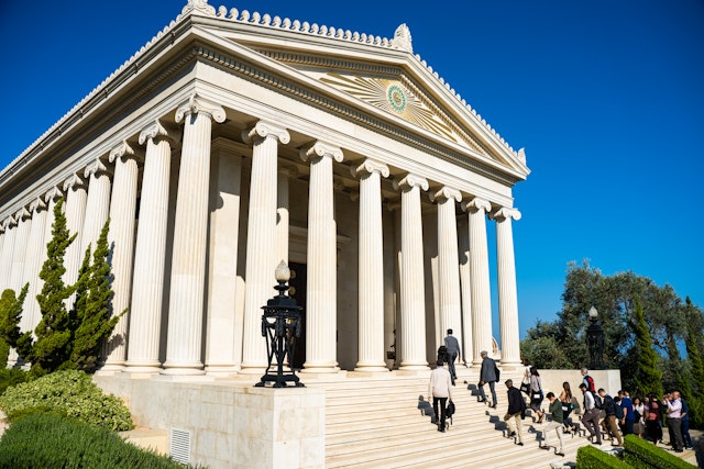 Participants visiting the Archives building.