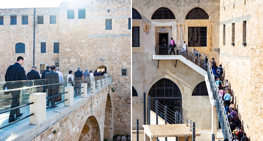 Grupos de participantes entrando en la zona de la prisión en la que Bahá’u’lláh y los demás exiliados estaban confinados.