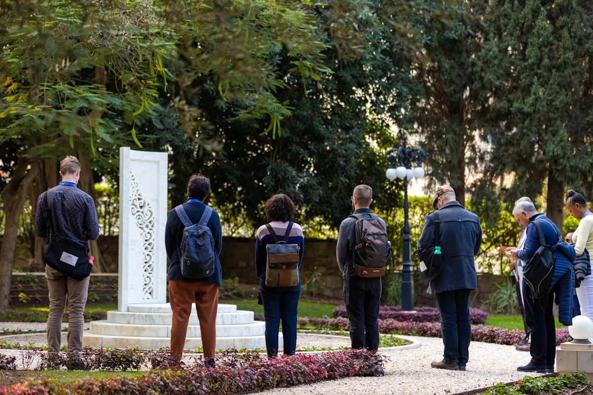 Los participantes en su visita a la sepultura de Amatu’l-Bahá Rúḥíyyih Khánum, esposa de Shoghi Effendi.