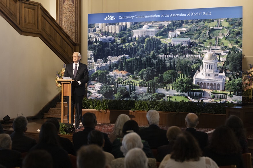 Un message (EN) de la Maison universelle de justice adressé à l’assemblée a été lu par l’un de ses membres. Le message déclare, notamment : « En ces temps incertains, les amis se tournent avec espoir et nostalgie vers ‘Abdu’l-Bahá, ce « refuge pour toute l’humanité », « un bouclier pour tous ceux qui sont au ciel et sur la terre », implorant son aide des royaumes d’en haut alors qu’ils s’efforcent de suivre son exemple sur le chemin du service. »