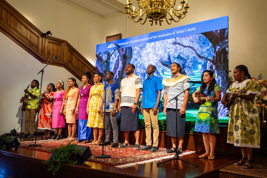 Le programme s’est terminé par des passages des écrits bahá’ís mis en musique, chantés par des chorales du Centre mondial bahá’í. La chorale sur cette photo a chanté deux passages en bichlamar et en fidjien, dont l’extrait suivant des écrits de Bahá’u’lláh :  Voici le jour où les plus précieuses faveurs ont été prodiguées aux hommes, le jour où sa puissante grâce a imprégné toutes les choses créées. Il incombe à tous les peuples du monde de concilier leurs différends et de se ranger, unis dans la paix la plus parfaite, à l’ombre de l’arbre de sa providence et de sa tendre bonté.