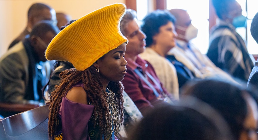 Algunos asistentes a la reunión lucían sus trajes típicos, para celebrar la diversidad de la humanidad.