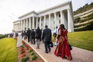 Los participantes se reúnen en la Sede de la Casa Universal de Justicia para la ceremonia que conmemora el centenario de la ascensión de ‘Abdu’l-Bahá en Tierra Santa.