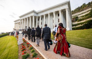 Los participantes se reúnen en la Sede de la Casa Universal de Justicia para la ceremonia que conmemora el centenario de la ascensión de ‘Abdu’l-Bahá en Tierra Santa.