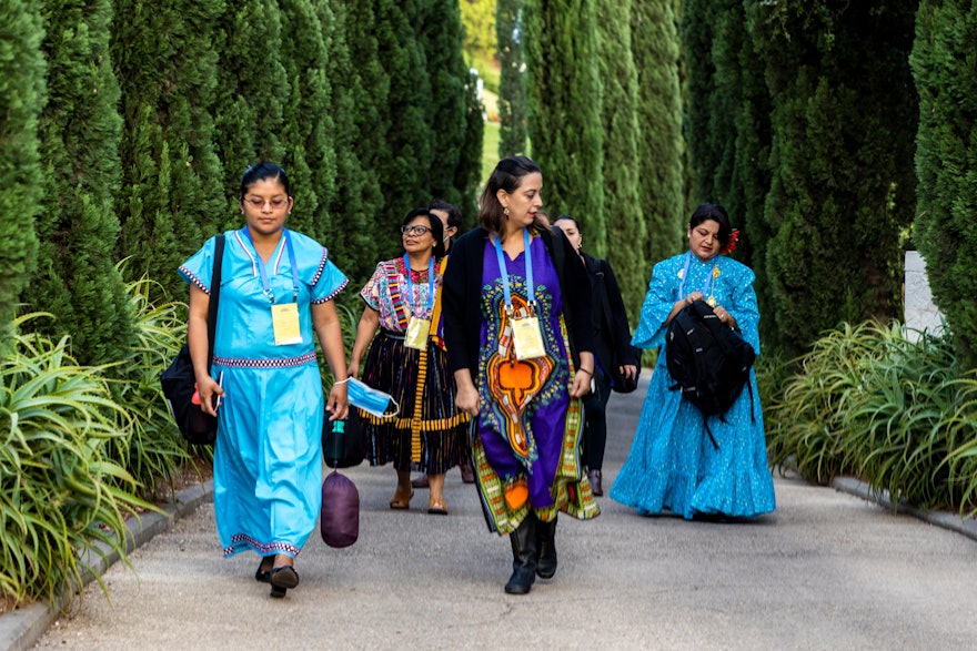 Des participants traversent les jardins des monuments en direction du hall du siège de la Maison universelle de justice, où le programme a eu lieu.