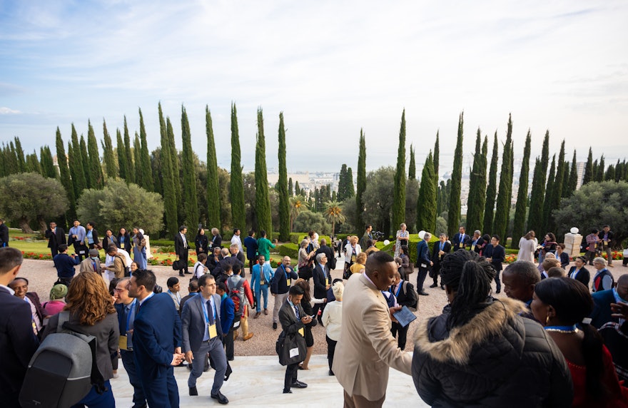 Une autre vue des représentants devant le siège de la Maison universelle de justice.