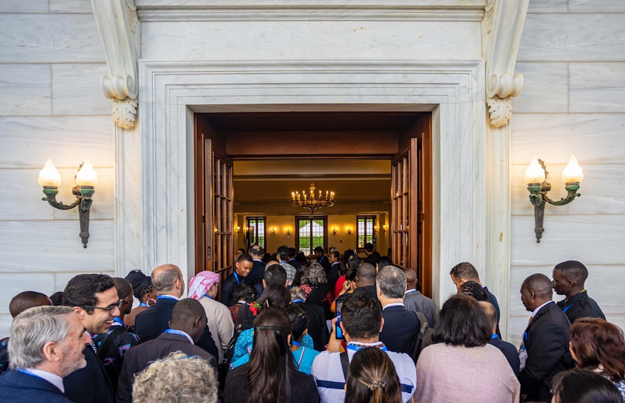 Les participants ont été accueillis dans le hall du siège de la Maison universelle de justice.