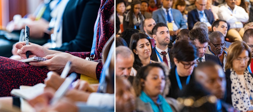 Algunos participantes toman notas mientras escuchan el discurso inaugural.